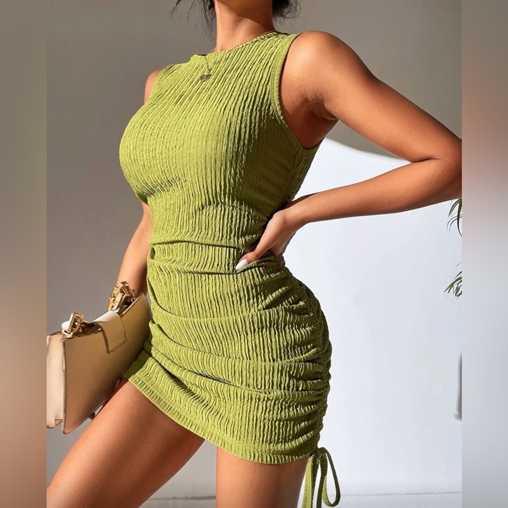 Elegant Green Sleeveless Dress - LARGE - Picture 1 of 3